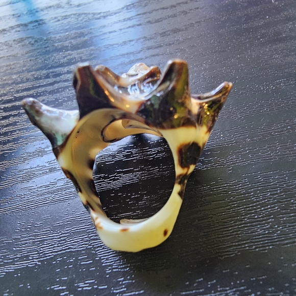 Carved Natural Shell Ring Brown and Cream Women's Appx Size 7 - Picture 4 of 9